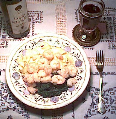 Riesengarnelen an Blattspinat und Tortellini, dazu ein spanischer trockener Wein (10.10.2002)
