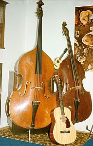 Hironymus Bosch mit B�ssen, Gitarre und Ukulele
