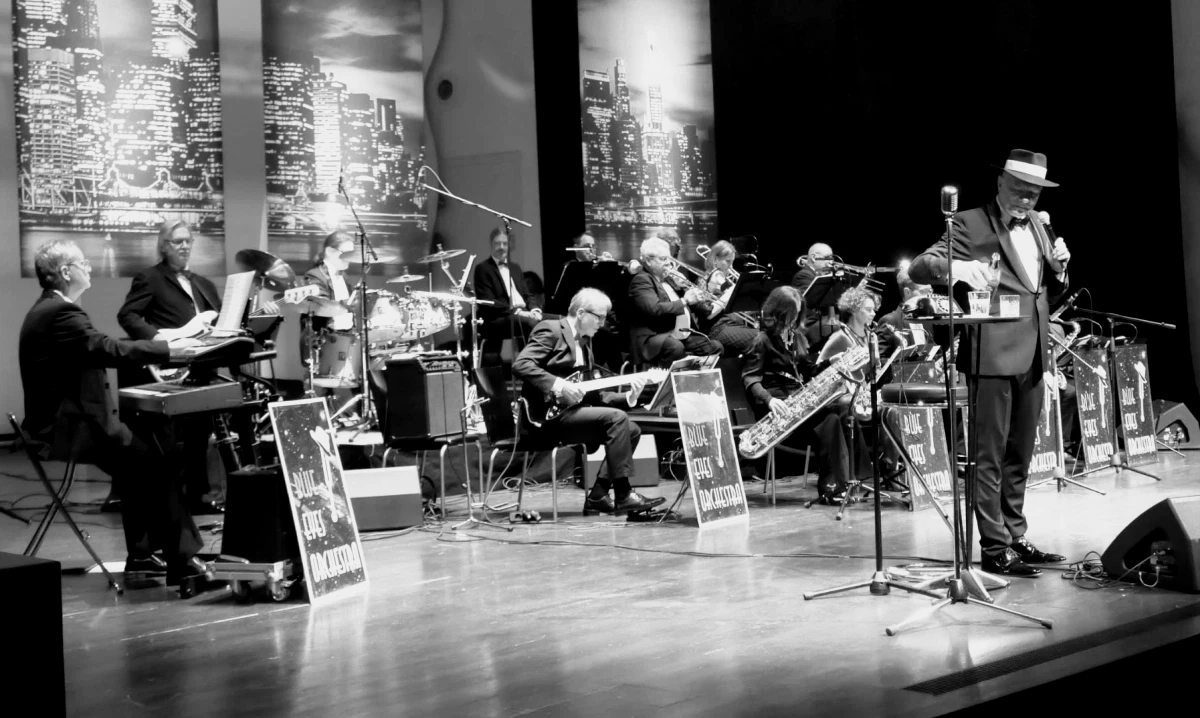 Foto des Blue Eyes Orchestra zusammen mit dem Sänger Jens Sörensen