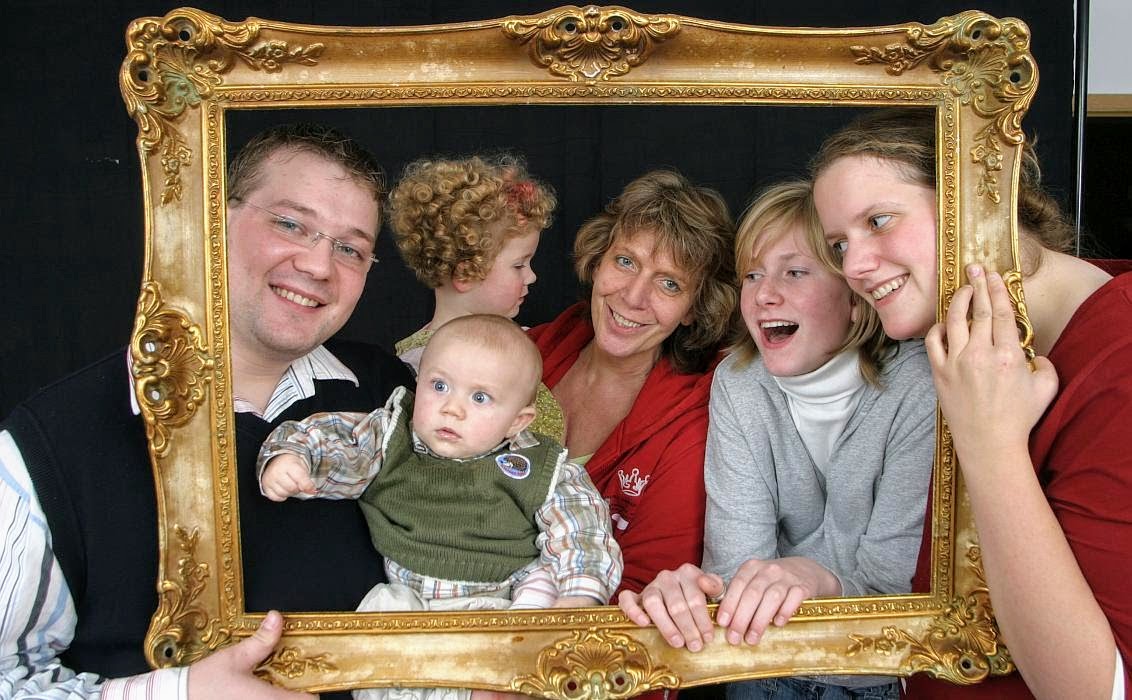 gerahmt - Mandy, ihr Mann Dominik, Merle, Lukes Michel, Janine + Oma (2006)