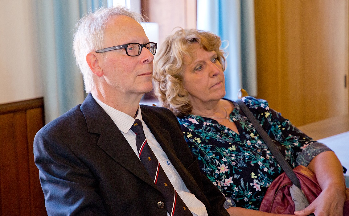 dem Treueschwur bei Janines und Daniels Hochzeit lauschend (Foto: Miriam Loeskow-Bücker; 2019)