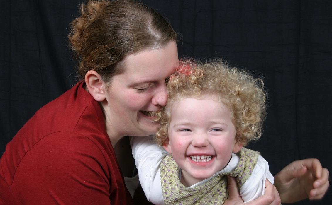 Kuscheln mit ihrem ersten Kind Merle Sophie (2006)