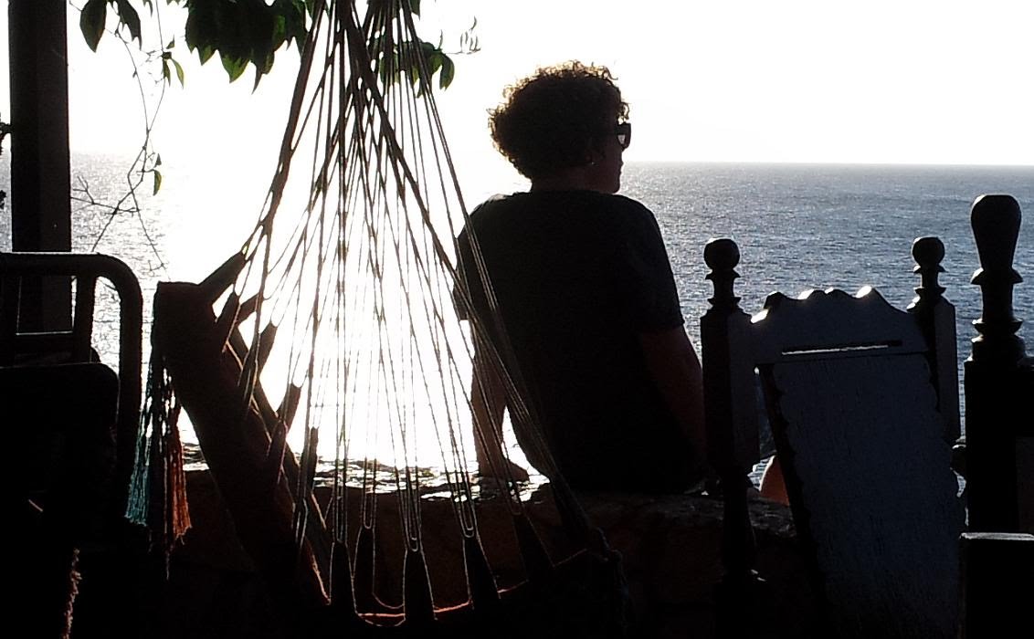Merle genießt den Sonnenuntergang in Westpunt, Curaçao (2015)