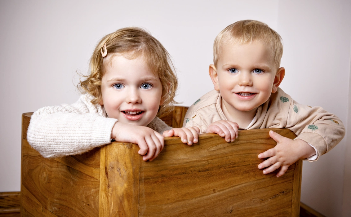 Juna und Marlo in der Kiste (Foto: Miriam Loeskow-Bücker; 2023)