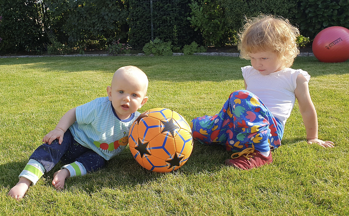 Omas Geburtstag: Marlo und Juna im Garten (2021)