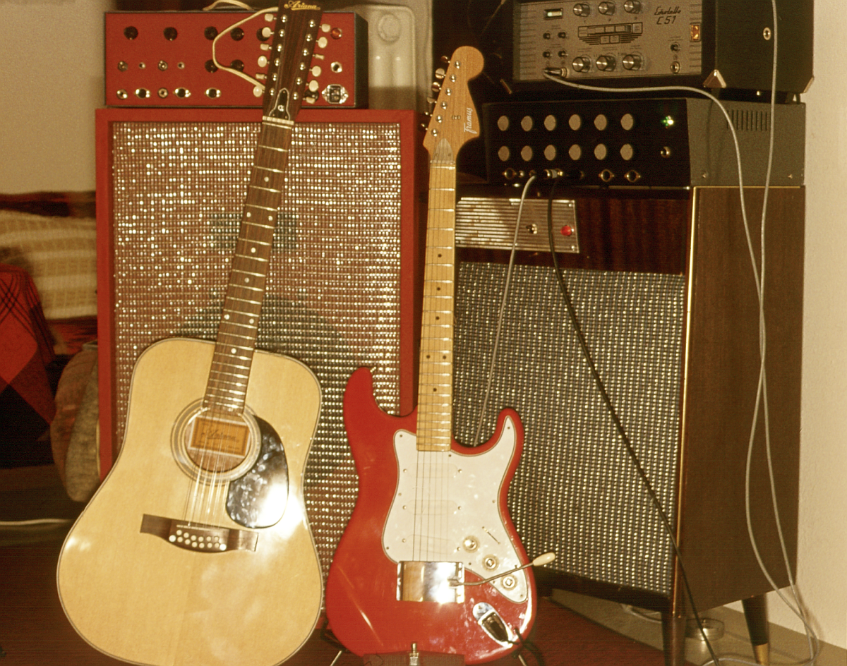 mein erster (1969, hinter der 12saitigen Ariana) und mein zweiter Eigenbau-Verstärker (1972, hinter der Framus Strat)